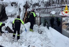 Οκτώ άνθρωποι βρέθηκαν ζωντανοί κάτω από τη χιονοστιβάδα στο ξενοδοχείο Rigopiano