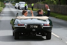 Just Married! - H Πίπα και ο Tζέιμς κάνουν βόλτα με μια vintage Jaguar μετά το γάμο τους