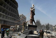 O τουρκικός στρατός γκρέμισε το άγαλμα ενός μυθικού ήρωα των Κούρδων στην Αφρίν