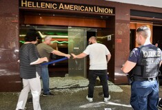 Επίθεση στην Ελληνοαμερικανική Ένωση - Πέταξαν τρικάκια για τον Κουφοντίνα