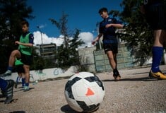 Σκόνη και ματωμένα γόνατα: Σ' ένα από τα τελευταία χωμάτινα γήπεδα της Αθήνας