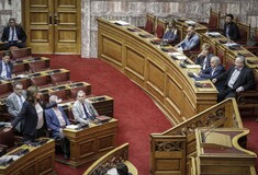 Σφοδρή αντιπαράθεση Μπακογιάννη - Κοτζιά στη Βουλή για τα πτυχία τους και το Σκοπιανό