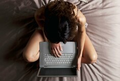 Τι βλέπουν οι Ελληνίδες στο Pornhub και πόσο χρόνο αφιερώνουν στο πορνό