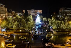 Χριστούγεννα στην Αθήνα - Το δέντρο φωταγωγήθηκε και η πλατεία Συντάγματος μεταμορφώθηκε