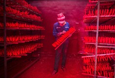Μέσα στο κινεζικό χωριό που κατασκευάζει τα χριστουγεννιάτικα στολίδια