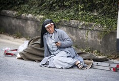 H ιστορία πίσω από την εμβληματική φωτογραφία της καλόγριας με το κινητό, μετά το σεισμό στην Ιταλία