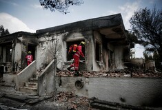 Γιατί καθυστερεί τόσο η αποκατάσταση των καμένων σπιτιών στην ανατολική Αττική