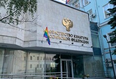 Ρωσία: Στα γενέθλια του Πούτιν, ακτιβίστριες στόλισαν κυβερνητικά κτήρια με ΛΟΑΤΚΙ σημαίες και συνελήφθησαν