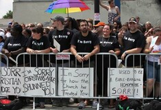 Μία διαφορετική Χριστιανική αντιδιαδήλωση σε Gay Pride.