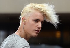  O Justin Bieber έγινε ξανθός, έκλεισε τα 21 και εξακολουθεί να λέει μαλακίες