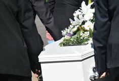 Ιατροδικαστές: Σοβαρό πρόβλημα δημόσιας υγείας οι κηδείες - Τεστ για κορωνοϊό σε όλους τους νεκρούς