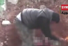 Φρικώδεις εικόνες: Σύρος αντάρτης τρώει την καρδιά νεκρού στρατιώτη