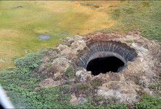 Νέες εικόνες και βίντεο από τη μυστηριώδη τρύπα στη Σιβηρία