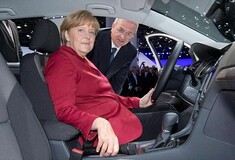 «Απειλή» Μέρκελ προς Πράσινους: Μην καταδικάσετε τη Volkswagen