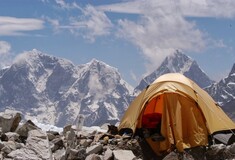 Πώς μια απάτη γλύτωσε 8 Έλληνες ορειβάτες από τα Ρίχτερ στο Νεπάλ