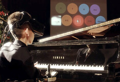 Αγόρι με αναπηρία πάιζει πιάνο με τα μάτια μέσω εικονικής πραγματικότητας