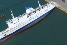 Drone κατέγραψε το μισοβυθισμένο πλοίο Παναγία της Τήνου στον Πειραιά