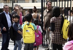 H φωτογραφία της ημέρας: Tο χαμόγελο του μικρού πρόσφυγα στην πρώτη μέρα στο σχολείο