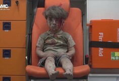 Η σοκαριστική φωτογραφία ενός παιδιού, χθες στο Χαλέπι προκαλεί διεθνή κατακραυγή