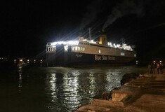 «Μάχες» στο λιμάνι Ηρακλείου - Αγρότες πολιορκούν πλοίο και έβαλαν φωτιά σε γραφείο
