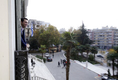 O Τσίπρας εγκαινίασε το νέο του γραφείο στη Θεσσαλονίκη και φωτογραφήθηκε ενώ απολάμβανε τη θέα