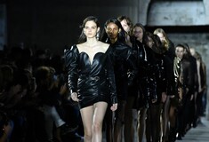 Η Εβδομάδα Μόδας στο Παρίσι ξεκίνησε με Yves Saint Laurent και κυρίαρχο το μαύρο