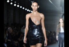 Μια σύντομη ιστορία του φορέματος του Yves Saint Laurent που έγινε γνωστό ως "mono-boob"