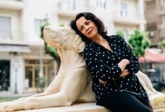 Αλεξάνδρα Σακελλαροπούλου: Ο Έλλην λειτουργεί με όρους ψυχοθεραπείας πια, γι' αυτό και οι τόσες παραστάσεις στην Αθήνα