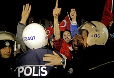 Η οργισμένη διαδήλωση Τούρκων στο Ρότερνταμ και η κλιμάκωση της κρίσης Ολλανδίας-Τουρκίας