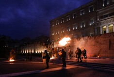 Μέσα ψηφίζουν Μνημόνιο και έξω καίνε- Φωτογραφίες από τα επεισόδια στο Σύνταγμα