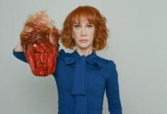 Σάλος στις ΗΠΑ με κωμικό που φωτογραφήθηκε με το κεφάλι του Τραμπ στα χέρια της