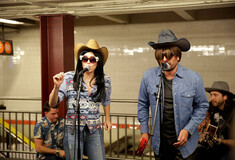 Miley Cyrus και Jimmy Fallon μεταμφιέζονται και τραγουδούν στο μετρό της Νέας Υόρκης