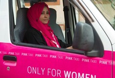 Ροζ ταξί στους δρόμους του Πακιστάν αποκλειστικά για γυναίκες για την αποφυγή κρουσμάτων σεξουαλικής παρενόχλησης