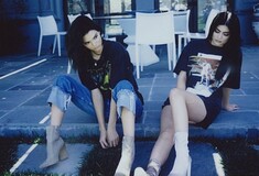 Kendall και Kylie Jenner προκαλούν αντιδράσεις με τα νέα τους μπλουζάκια