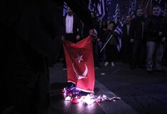 Οι Τούρκοι ανακοίνωσαν πως απαιτούν να συλληφθούν οι Χρυσαυγίτες που έκαψαν τη σημαία της χώρας τους