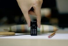 Το μικρότερο κινητό τηλέφωνο στον κόσμο έχει μέγεθος αντίχειρα και βάρος μόλις 13 γραμμάρια