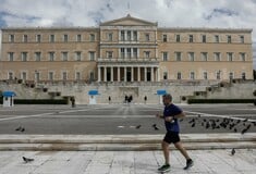 Guardian: Πώς η Ελλάδα νικά τον κορωνοϊό παρά τη δεκαετία του χρέους