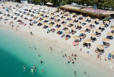 Κορωνοϊός: Νέοι κανόνες για τις παραλίες- Επιτρέπεται ο καφές αλλά απαγορεύονται πολλά