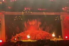 Iron Maiden: Ο Μπρους Ντίκινσον ξέσπασε κατά θαυμαστή που άναψε καπνογόνο στο ΟΑΚΑ κι έφυγε απ' τη σκηνή