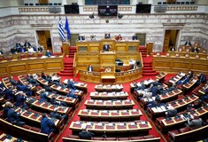 Βουλή: Κόντρα κυβέρνησης – αντιπολίτευσης κατά την τροπολογία για το δικαίωμα κατάρτισης συνδυασμού