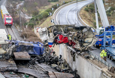 Δυστύχημα στα Τέμπη: Ταυτοποιήθηκαν 24 σοροί, 57 οι νεκροί- 56 έχουν δηλωθεί αγνοούμενοι
