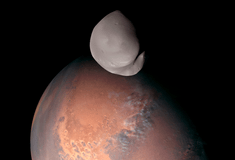 Εντυπωσιακές εικόνες του Δείμου, του μικρότερου δορυφόρου του Άρη, έστειλε στη Γη το διαστημικό σκάφος Hope
