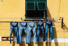 Το κίνημα της απλυσιάς: Γιατί όλο και περισσότεροι πλένουν ελάχιστα (ή και καθόλου) τα ρούχα τους;
