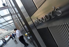 Moody’s: Διπλή αναβάθμιση της Ελλάδας- Ένα σκαλοπάτι κάτω από την επενδυτική βαθμίδα