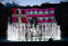 Ημέρα της Γυναίκας: Με τη ροζ σημαία της Γεωργίας Λαλέ «ντύθηκε» το δημαρχείο της Αθήνας