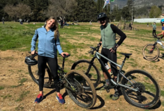 Κυριάκος Μητσοτάκης: Εύχεται «Καλή Σαρακοστή» κάνοντας ποδήλατο με την κόρη του Δάφνη