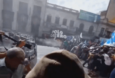 Οι Αργεντίνοι αντιστέκονται στον Μίλει και εκείνος απαντάει με σκληρή καταστολή