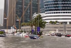 Πλημμύρες στο Ντουμπάι: «Άρχισε ξαφνικά σαν ανεμοστρόβιλος, ήταν βροχή με άμμο και θύελλα»