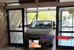 Θεσσαλονίκη: Αυτοκίνητο μπήκε μέσα στη τζαμαρία του Ιπποκράτειου