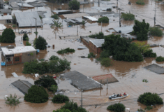 Πλημμύρες στην Βραζιλία: Μάχη ενάντια στον χρόνο δίνουν οι διασώστες